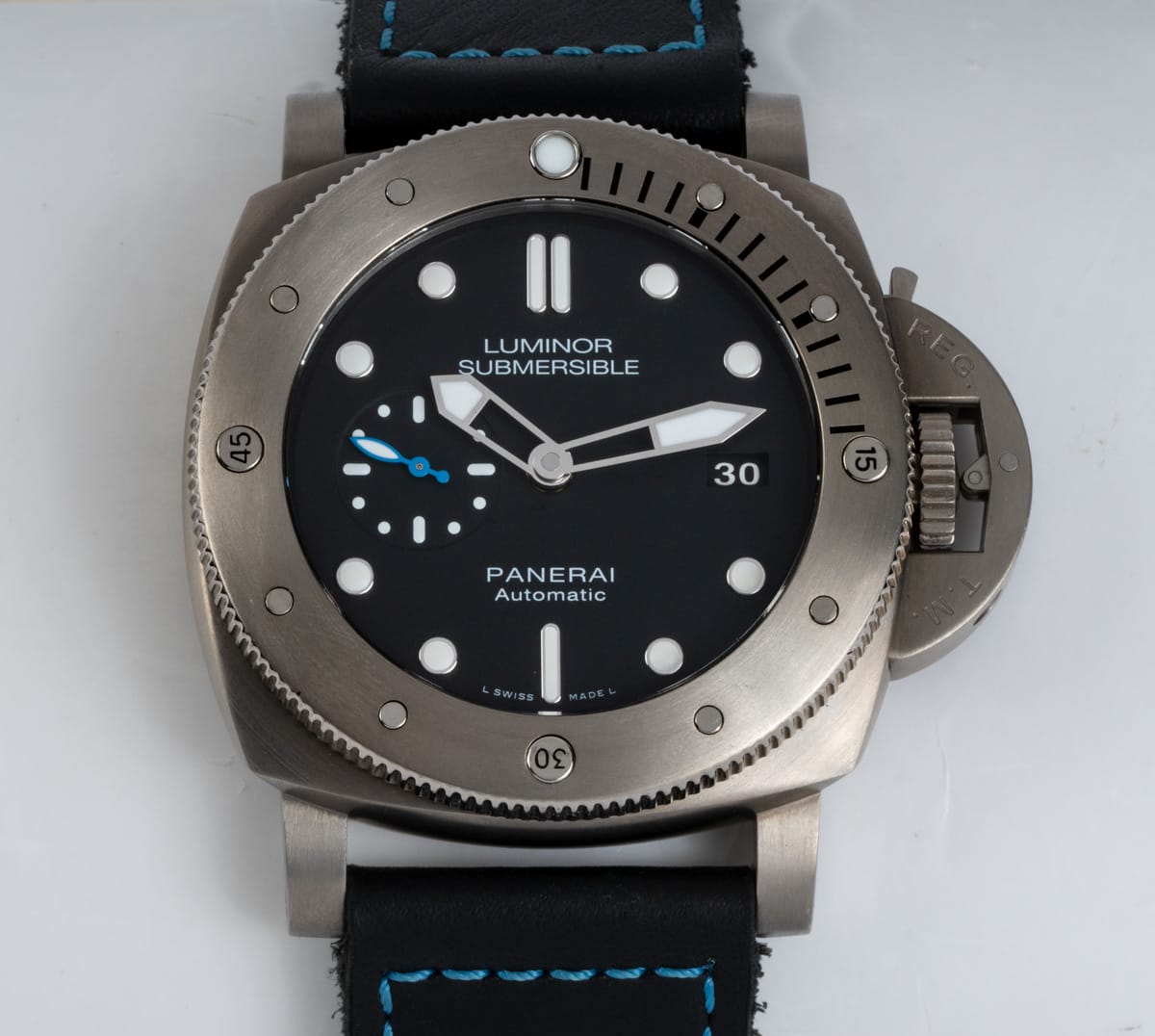 Front Shot  of Luminor Submersible 1950 3 Days Titanio