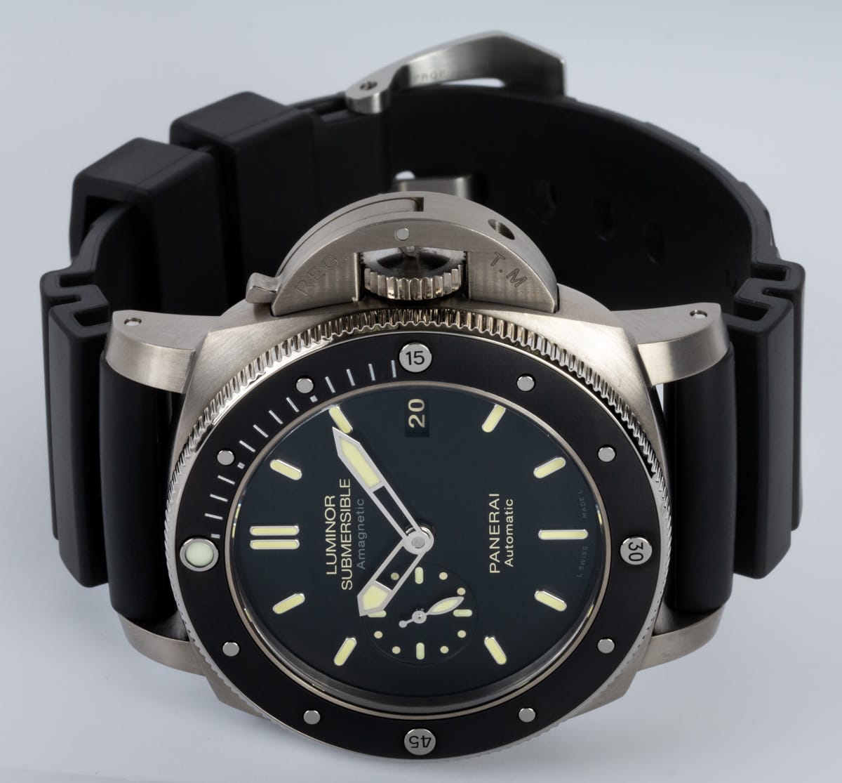 Front View of Luminor Submersible 1950 Amagnetic 3 Days Automatic Titanio