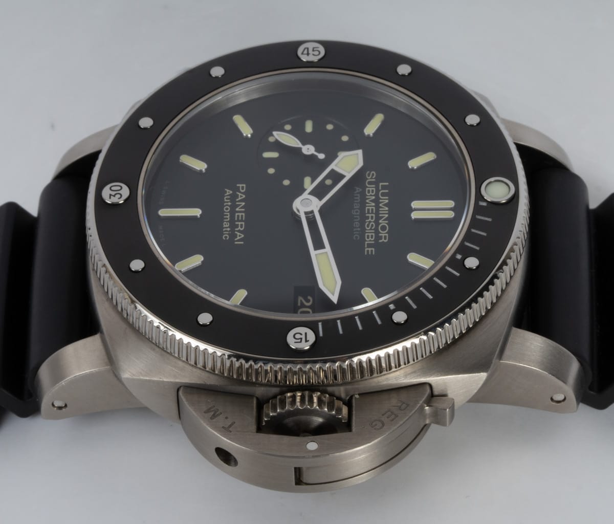 Crown Side Shot of Luminor Submersible 1950 Amagnetic 3 Days Automatic Titanio