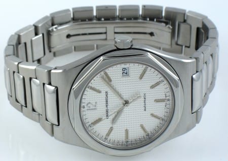 Front View of Laureato