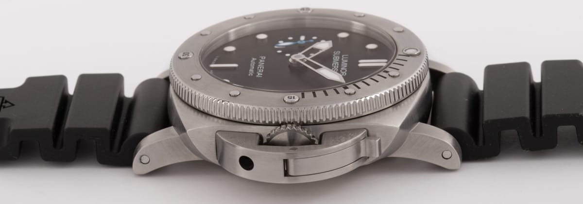 Crown Side Shot of Luminor Submersible 1950 3 Days Auto 42mm