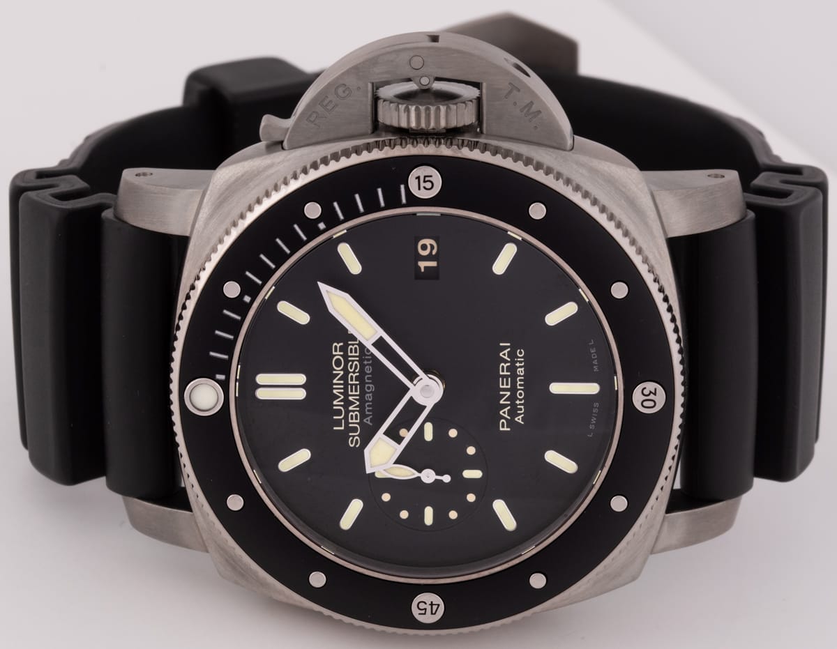 Front View of Luminor Submersible 1950 Amagnetic 3 Days Automatic Titanio