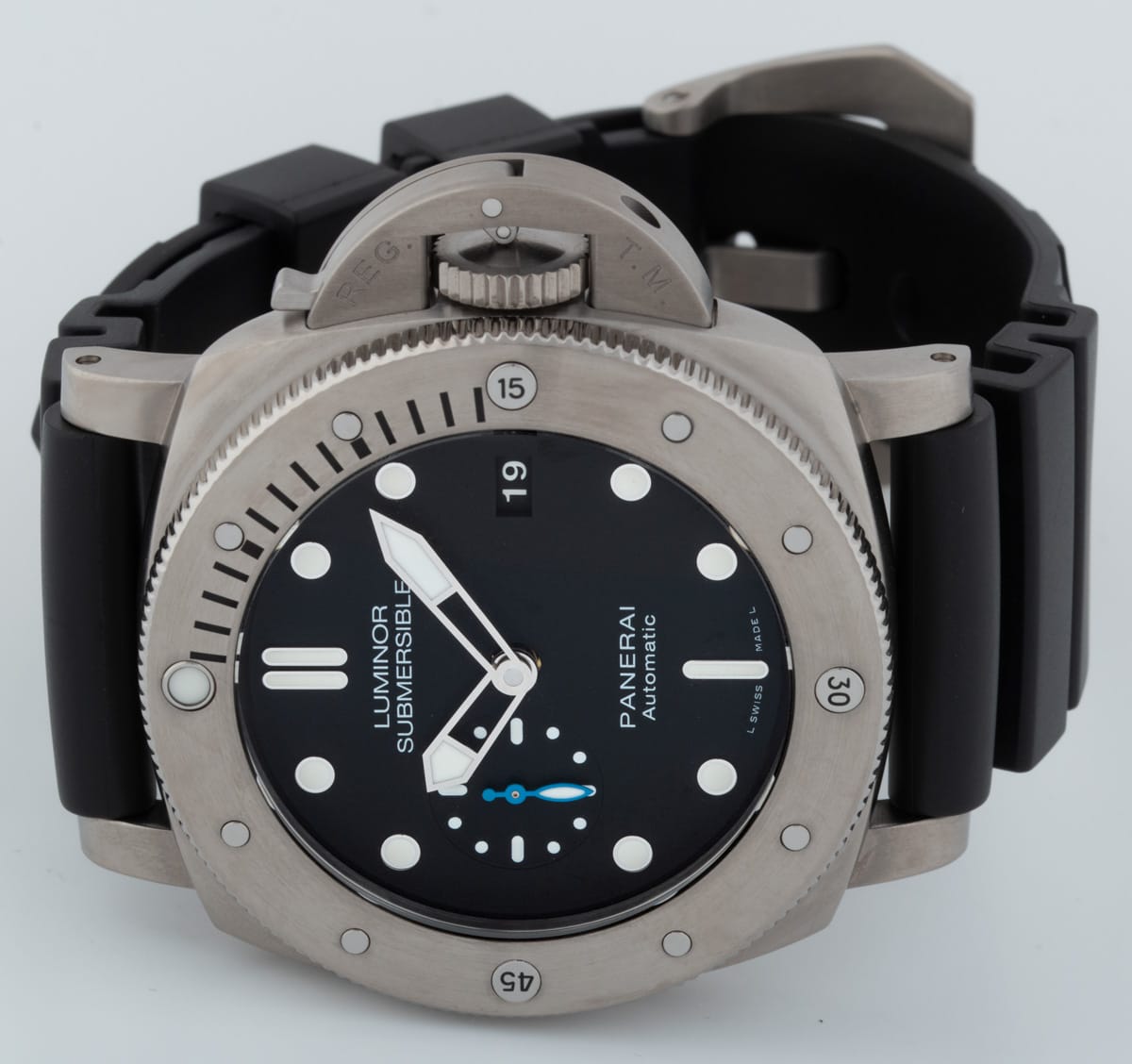 Front View of Luminor Submersible 1950 3 Days Titanio