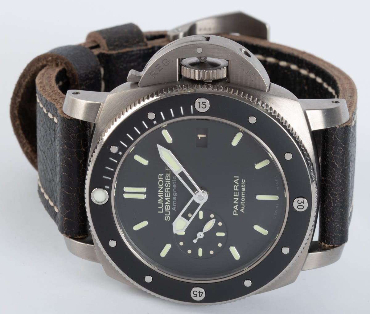 Front View of Luminor Submersible 1950 Amagnetic 3 Days Automatic Titanio