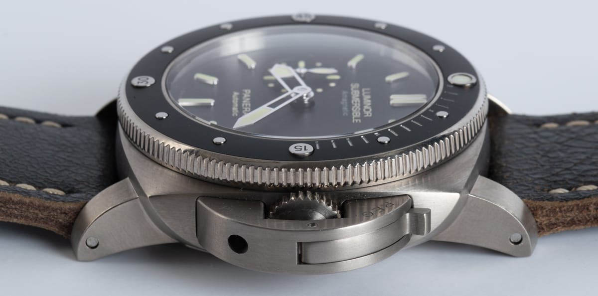 Crown Side Shot of Luminor Submersible 1950 Amagnetic 3 Days Automatic Titanio