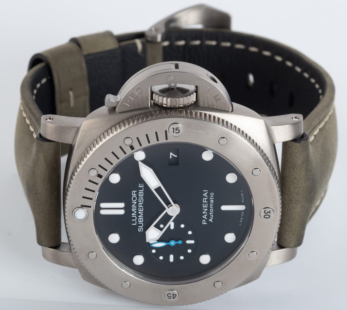 Front View of Luminor Submersible 1950 3 Days Titanio