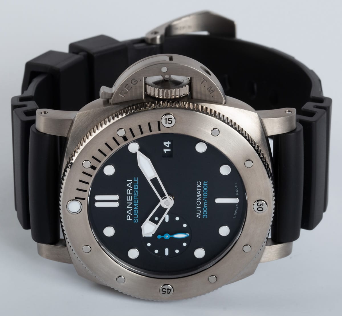 Front View of Luminor Submersible 47MM