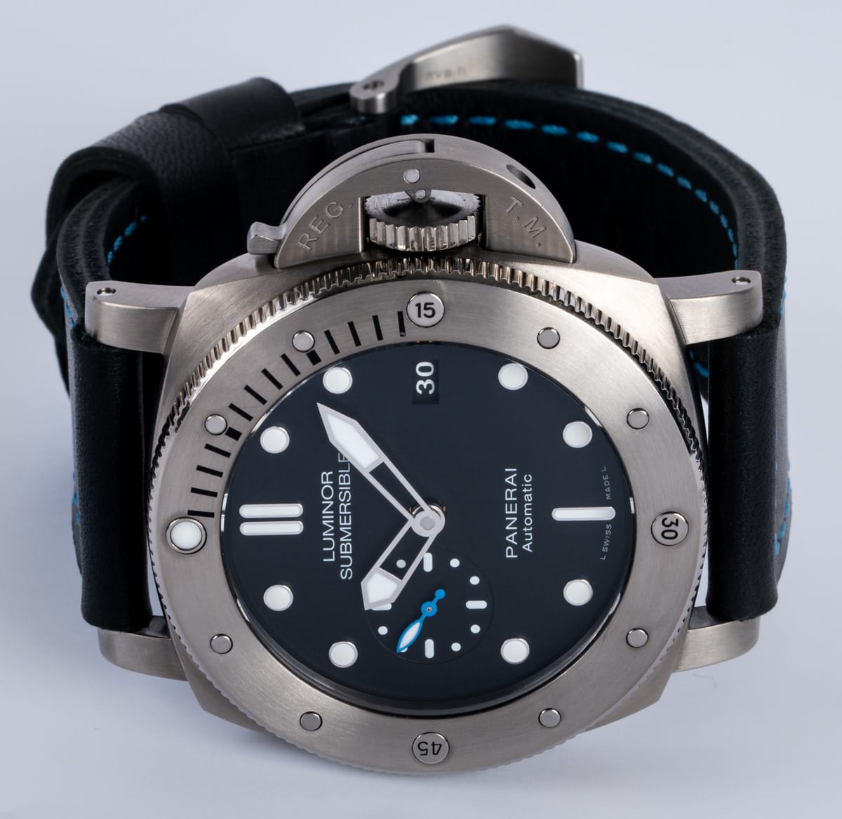 Front View of Luminor Submersible 1950 3 Days Titanio