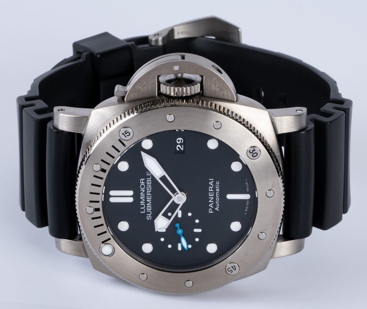 Front View of Luminor Submersible 1950 3 Days Titanio